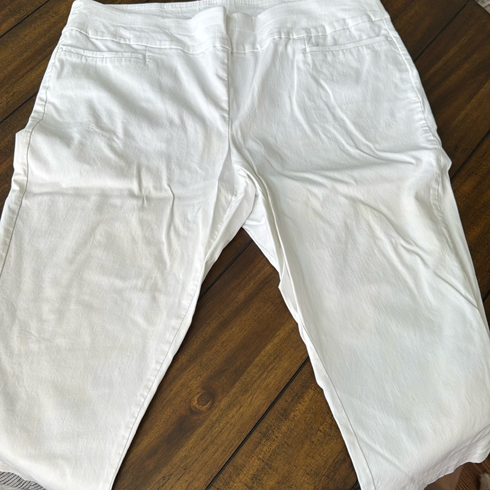 CJ banks white capris excellent condition no stains